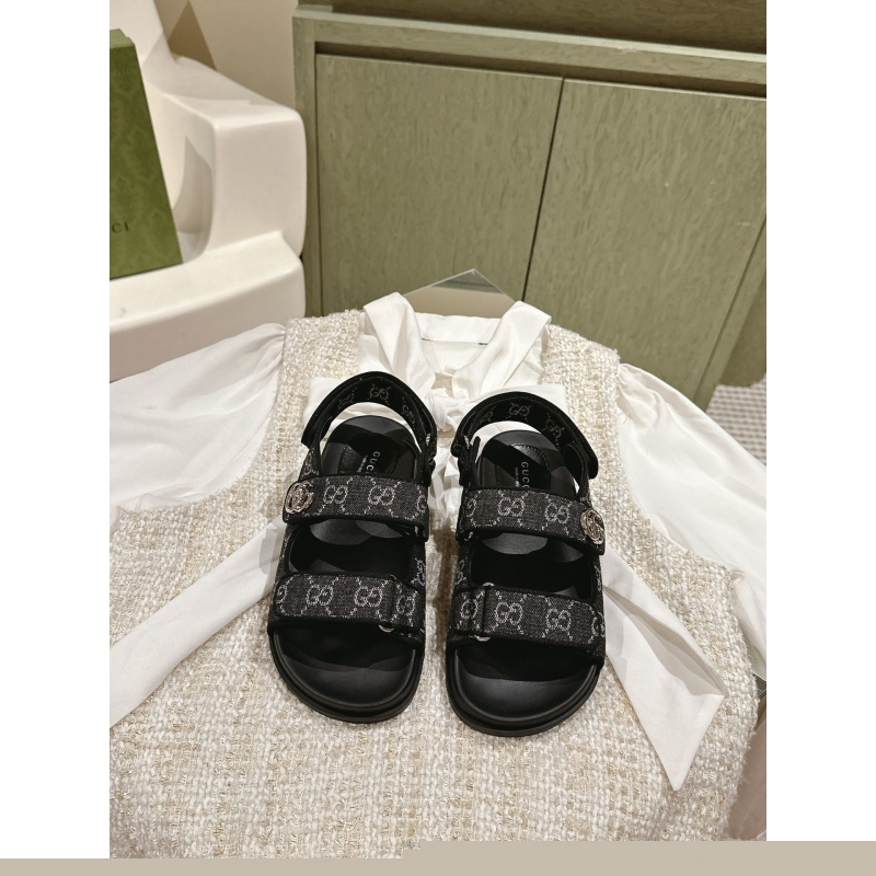 G*u*i sandals